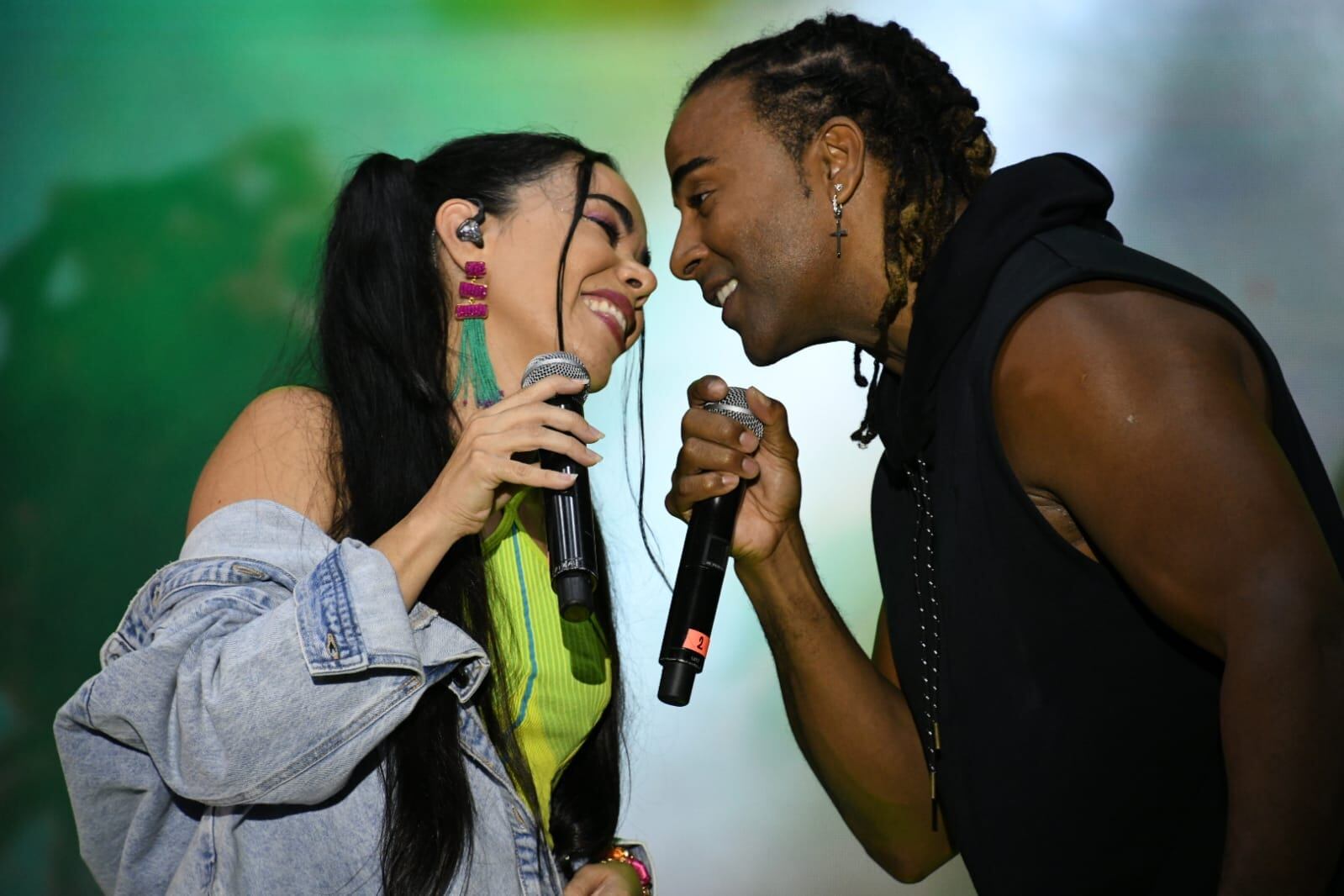 Beatriz Luengo y Yotuel durante la actuación en Cabo de Palos en la Gira Dial al Sol