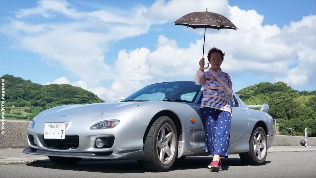 Naoko Nishimoto junto a su coche.