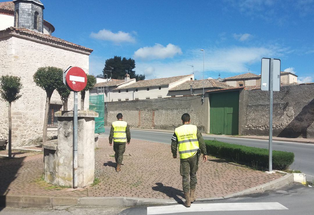 Un grupo de militares de la base vallisoletana de Cabezón de Pisuerga realiza labores de vigilancia por las calles de Cuéllar