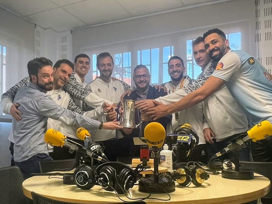 La visita del Río Duero Soria, con la Copa del Rey, a SER Soria.