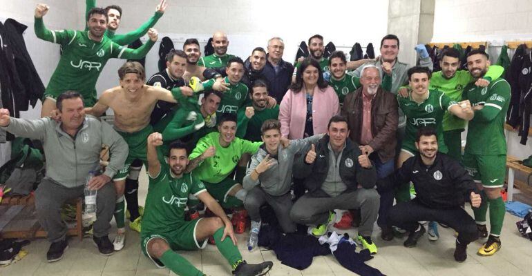 Los jugadores del Atlético Mancha Real celebran el triunfo en Almería en el vestuario con la alcaldesa de la localidad, María del Mar Dávila.