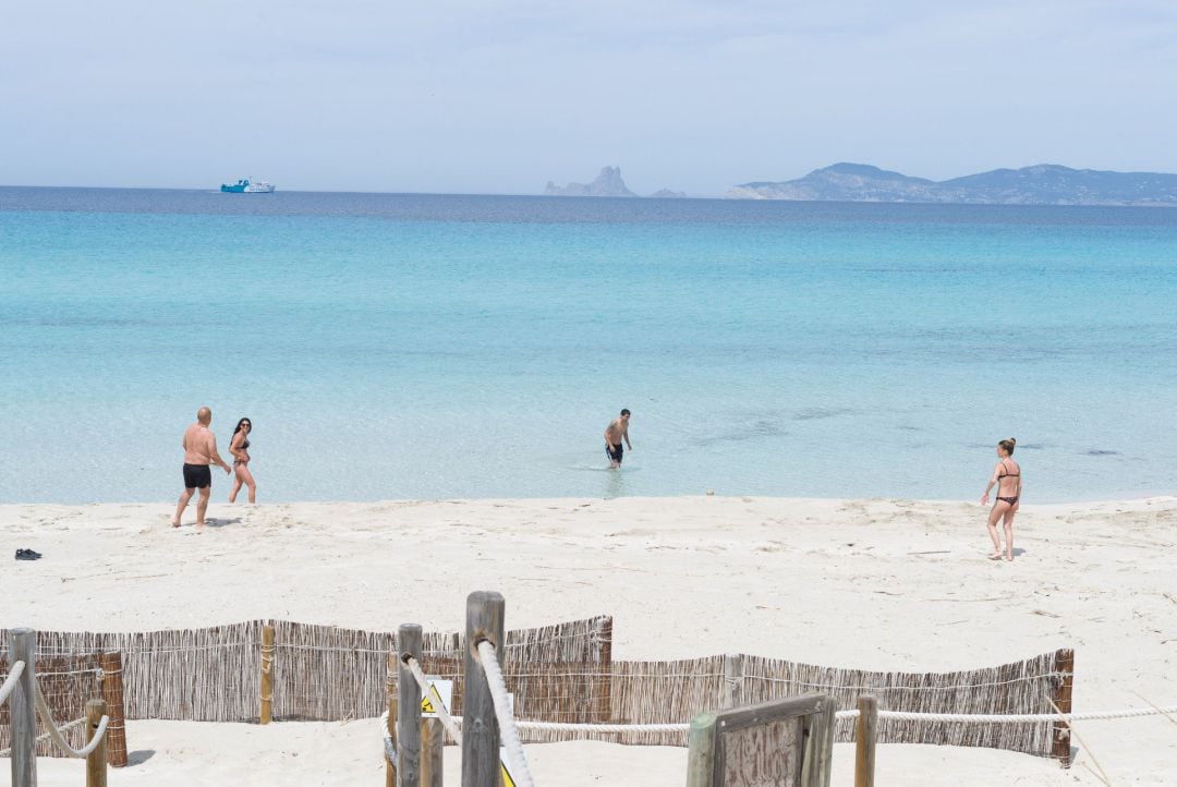 Archivo - Bañistas en la Playa de Ses Illetes.