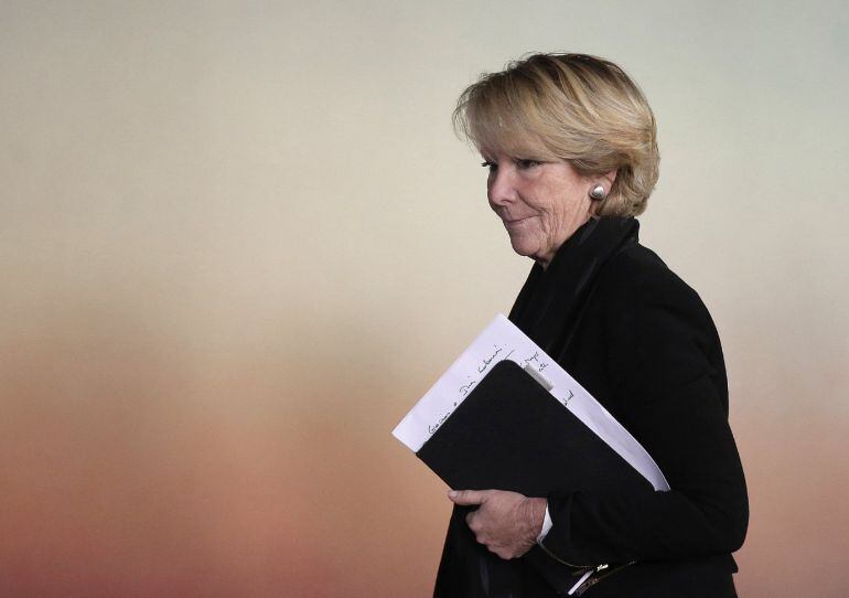 La portavoz del PP en el Ayuntamiento de Madrid, Esperanza Aguirre, a su llegada a la rueda de prensa que ha ofrecido hoy.