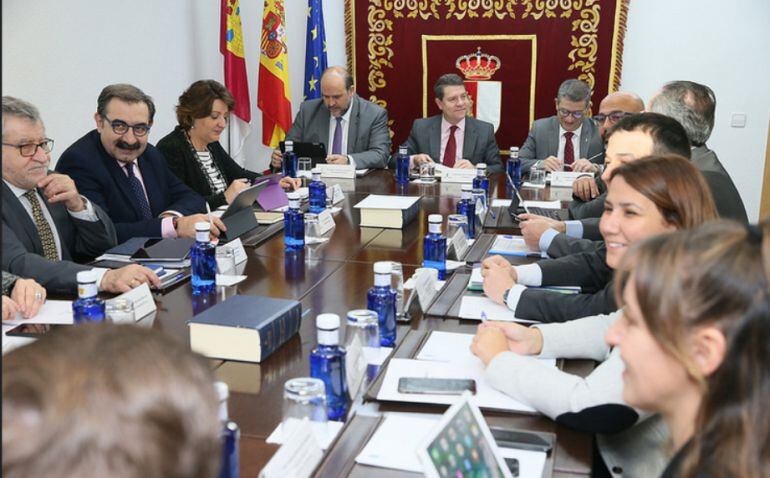 El presidente de Castilla-La Mancha, Emiliano García-Page, preside, en el Ayuntamiento de Motilla del Palancar, un nuevo Consejo de Gobierno de carácter itinerante