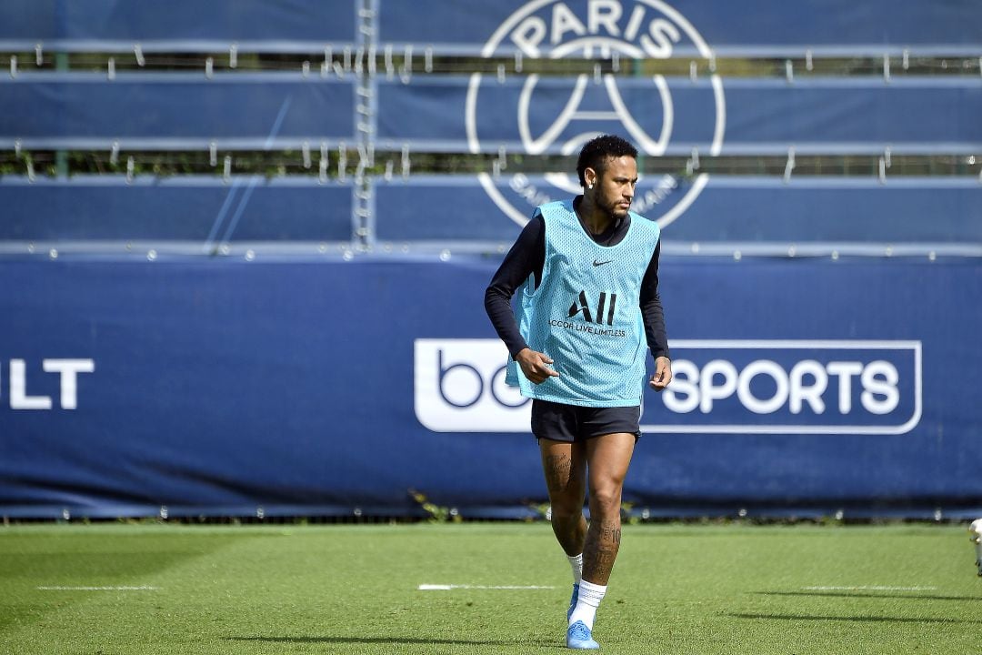 Neymar se entrena con el PSG, mientras sigue la negociación con el Barcelona