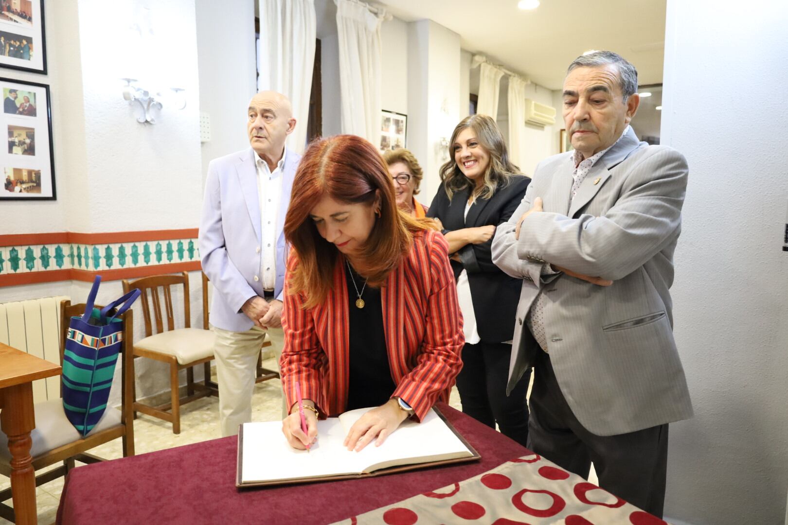 La alcaldesa de Úbeda firma en el libro de honor del Club Diana