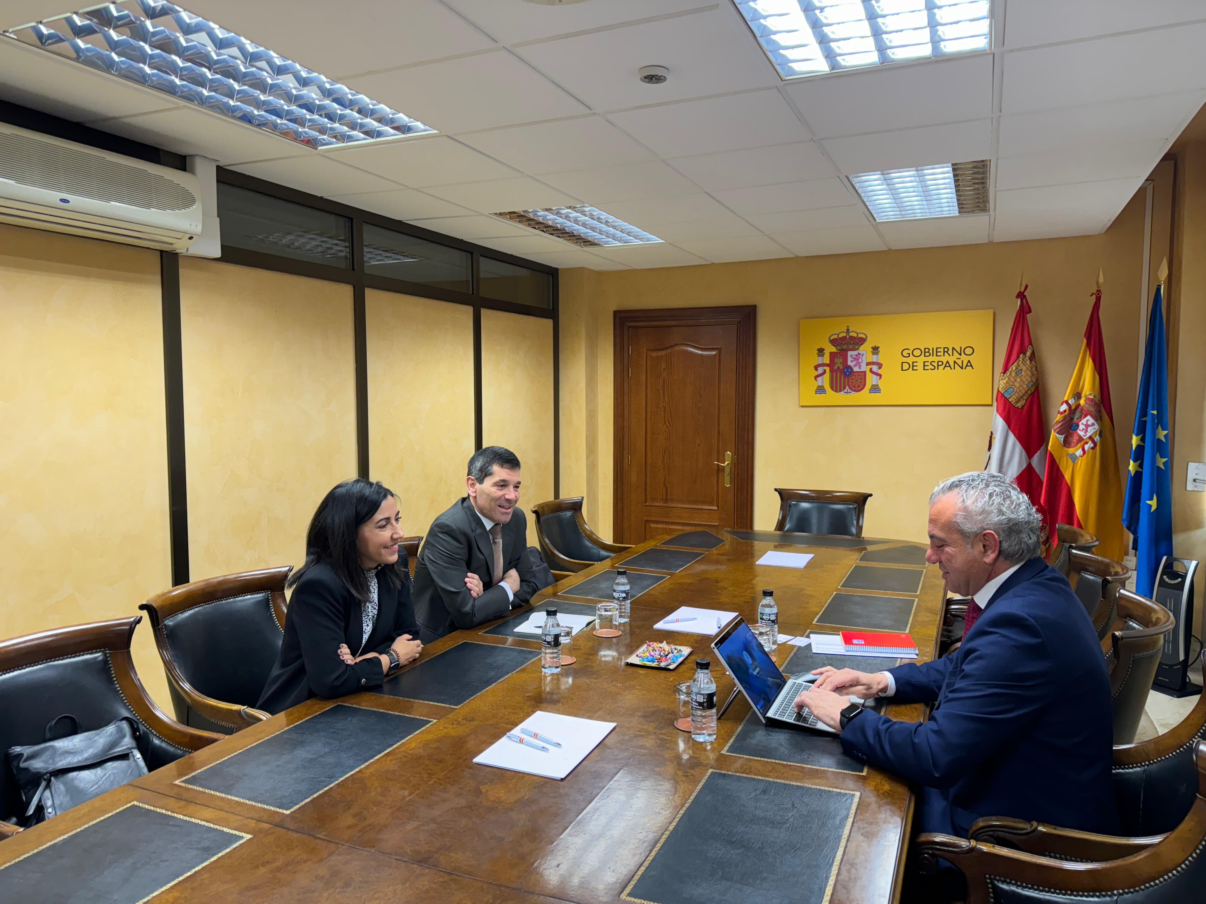 El delegado de Gobierno en Castilla y León, Nicanor Sen, recibe a la Fundación EXECyL