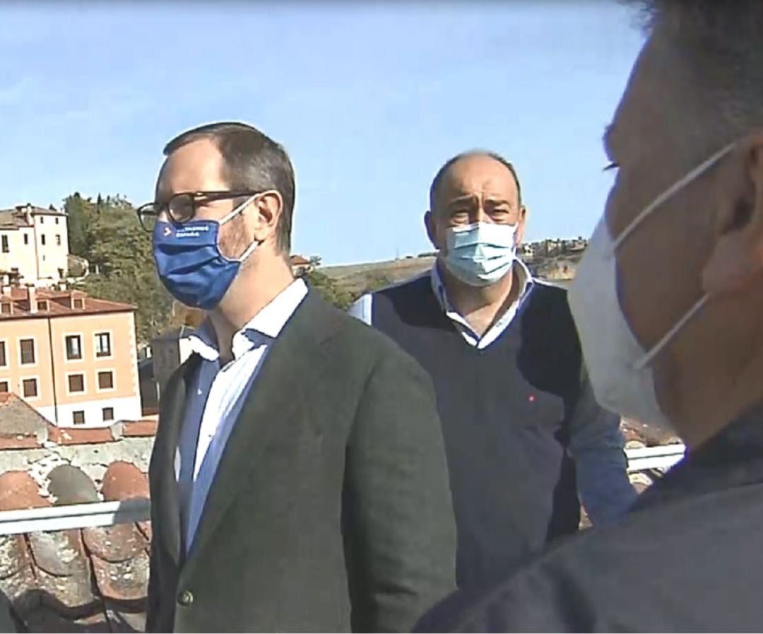 El portavoz del grupo parlamentario popular en el Senado, Javier Maroto, en su visita a Segovia.