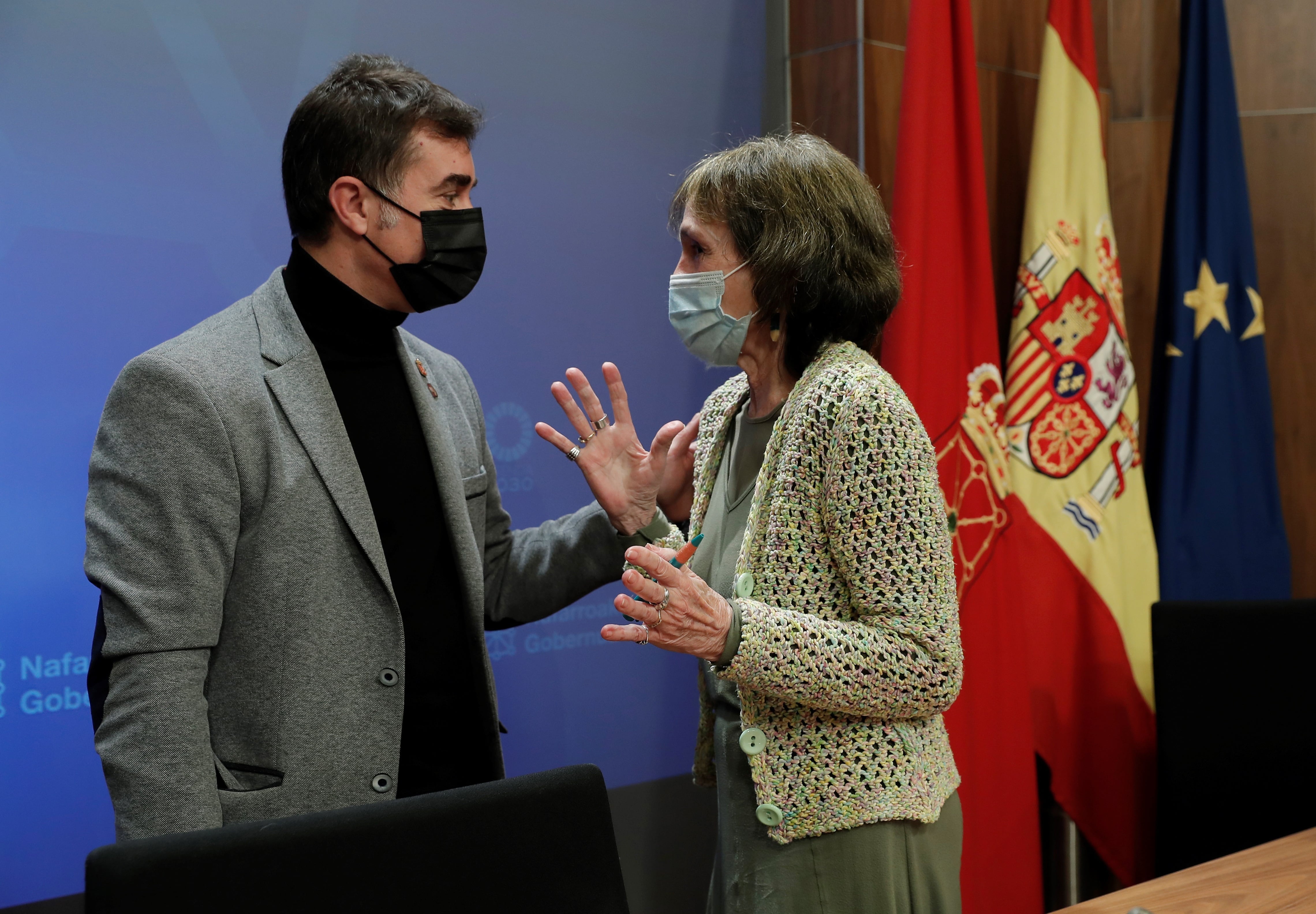 El consejero de Justicia del Gobierno de Navarra, Eduardo Santos, y María Victoria Martinikorena, víctima de abusos por parte de una religiosa