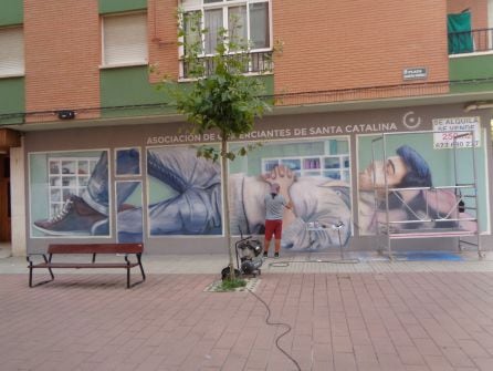 Nano daba los últimos retoques la semana pasada al mural