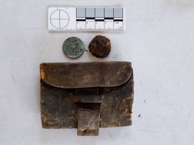 Algunos objetos encontrados en la fosa