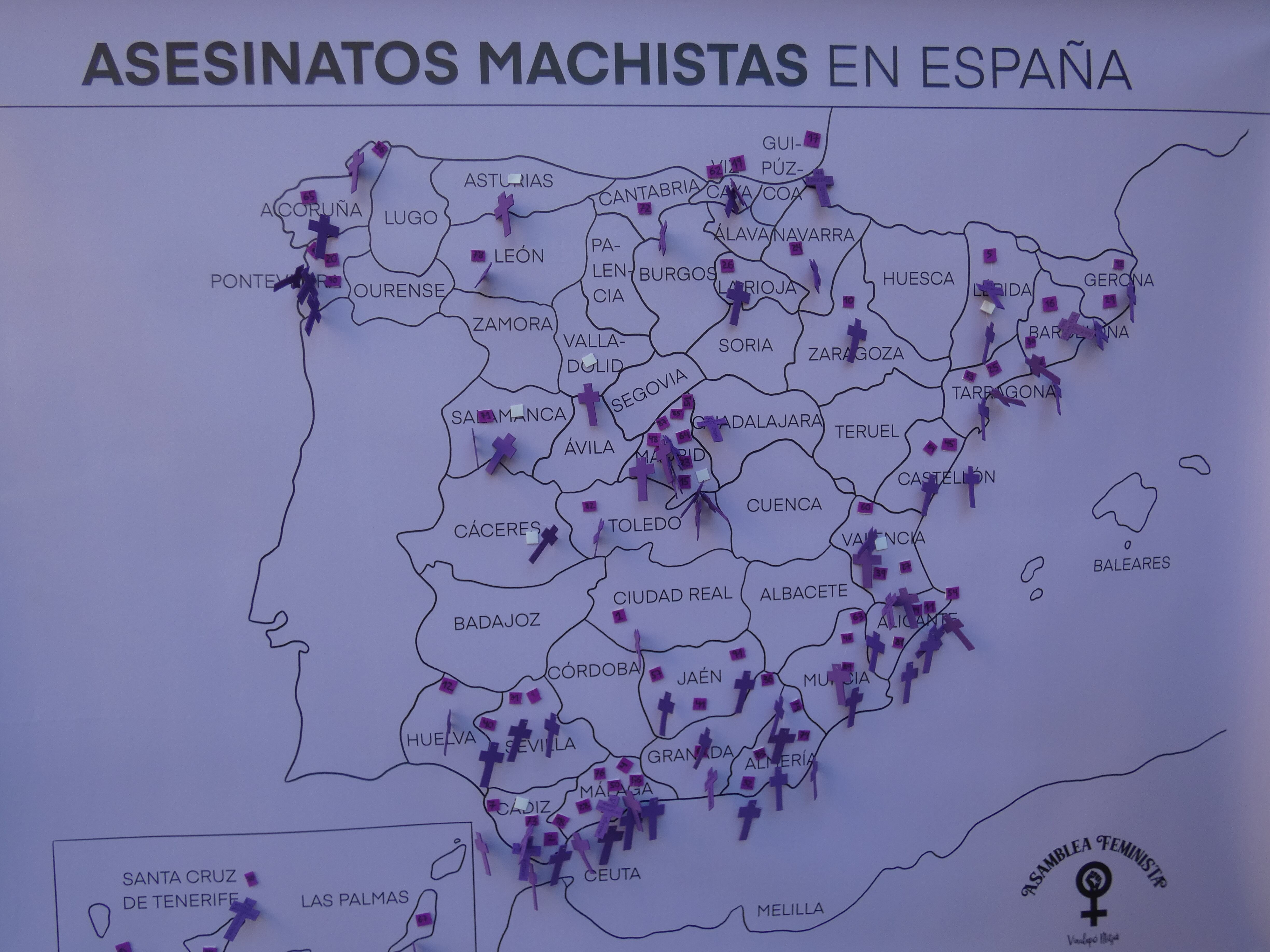 Mapa de España donde han ido colocando cruces con los nombres de todas la muejeres asesinadas en nuestro país en 2023