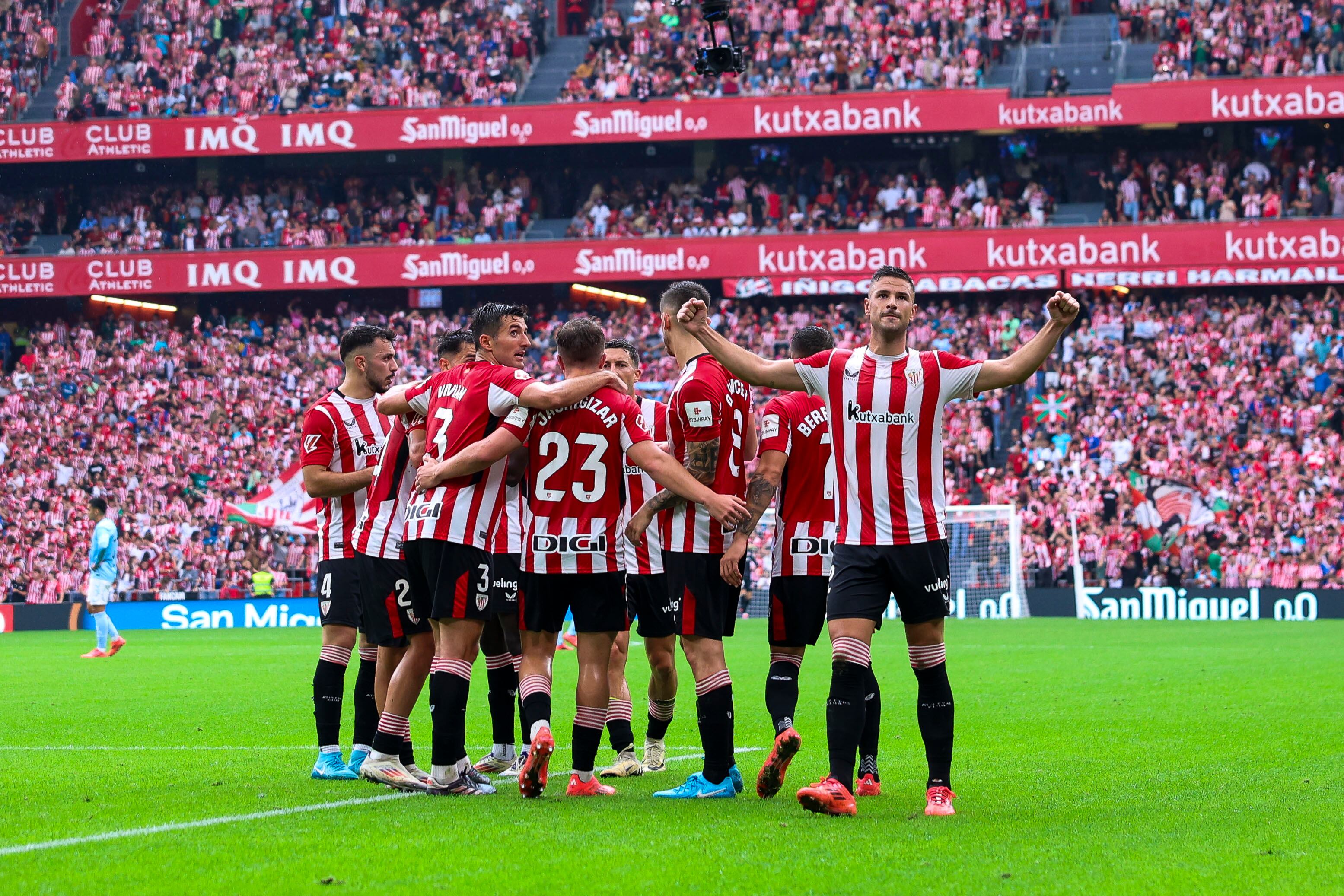 BILBAO, 22/09/2024.- El delantero del Athletic Club Gorka Guruzeta (d) celebra con sus compañeros uno de los goles que marcó durante su partido de la jornada 6 de LaLiga contra el Celta de Vigo en el estadio de San Mamés en Bilbao este domingo. EFE/ Luis Tejido
