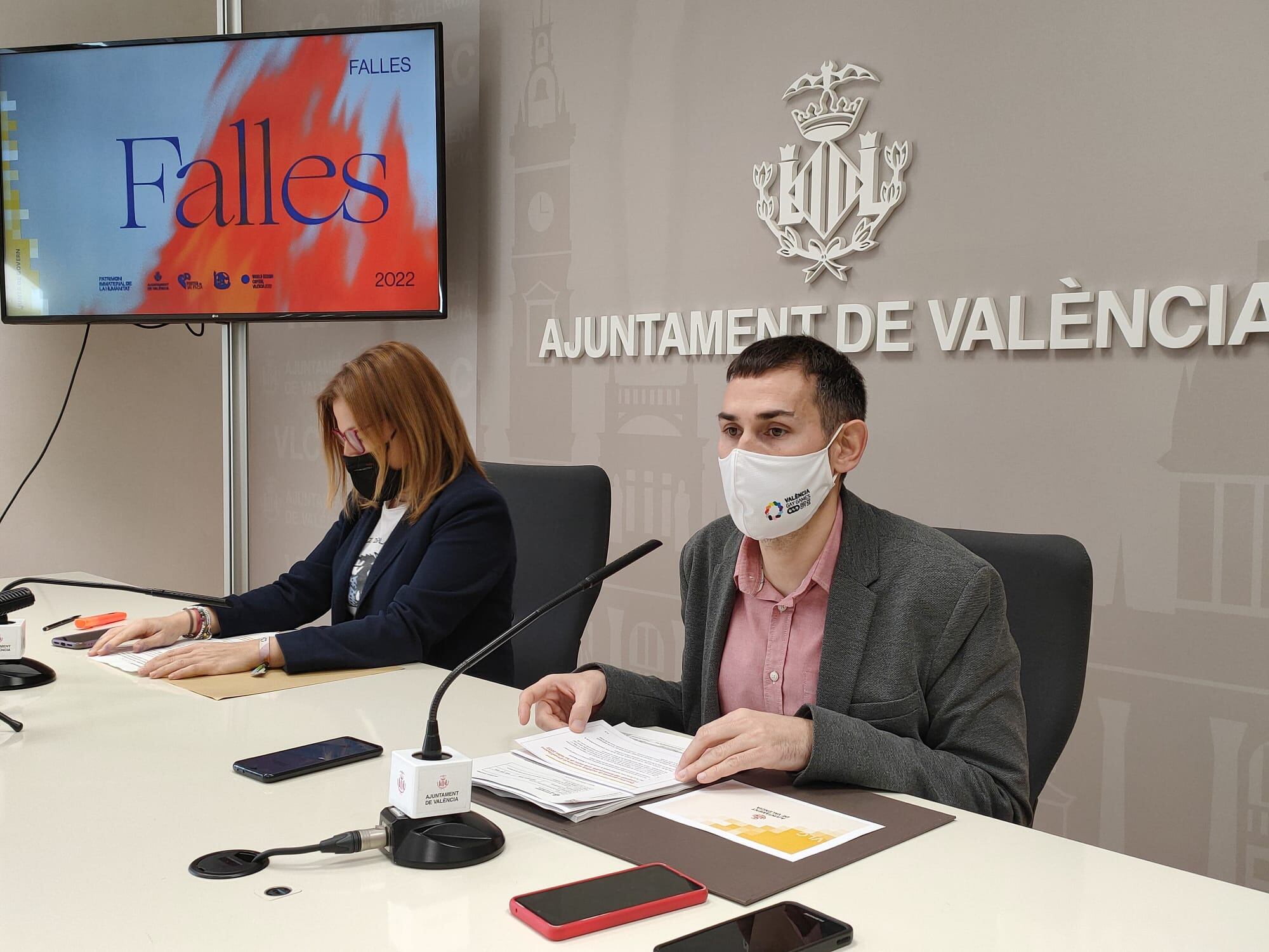 El vicealcalde de València, Sergi Campillo, junto a la concejala de Empleo, Pilar Bernabé