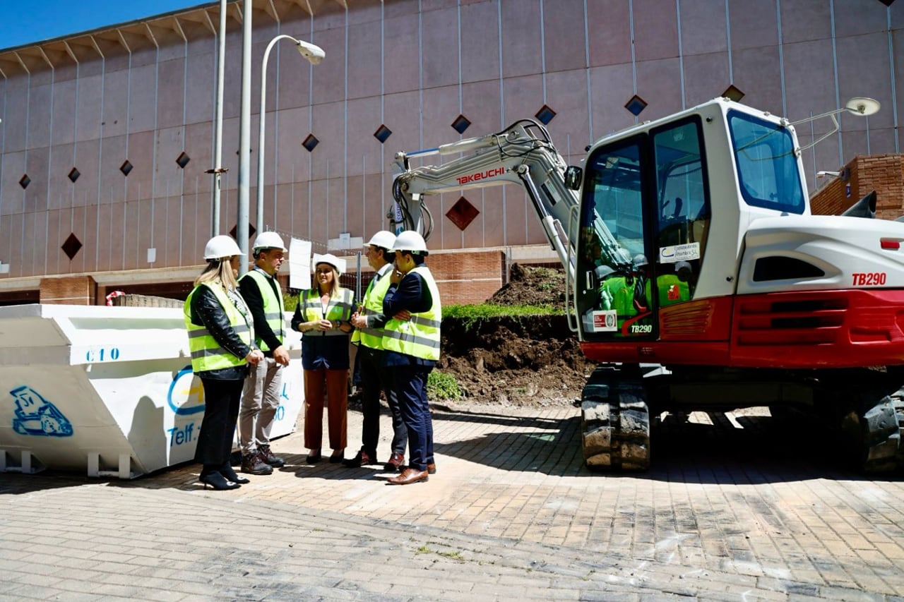 La alcaldesa de Granada, Marifrán Carazo, visita las obras del Palacio de los Deportes