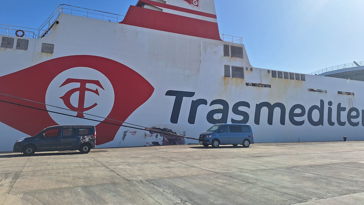 Choca un barco contra un muelle en Las Palmas de Gran Canaria