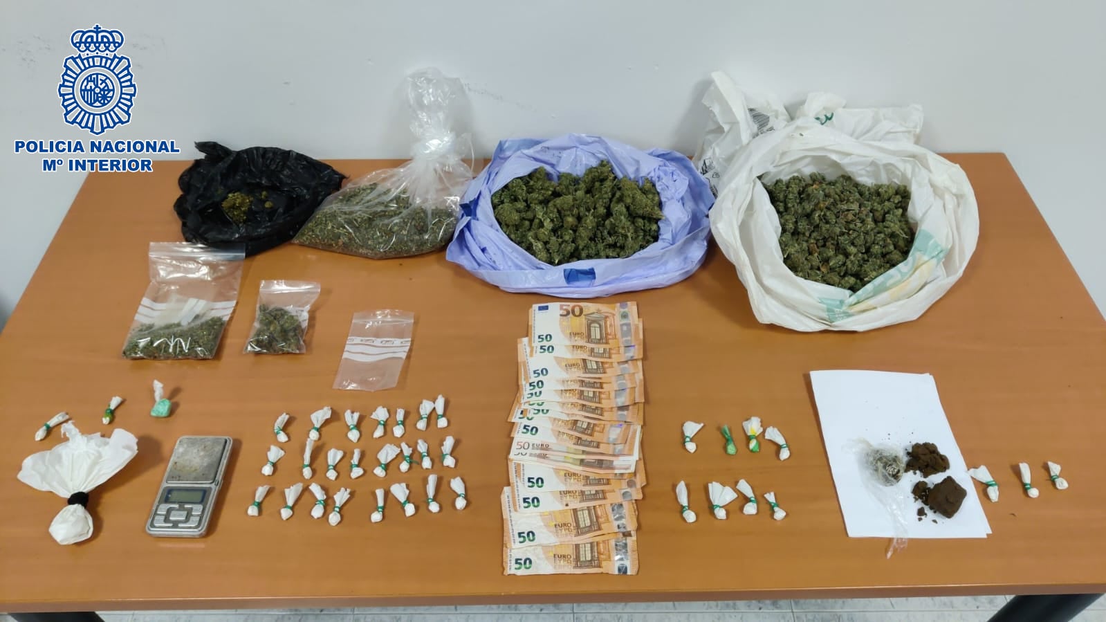 Droga y dinero intervenido en la Operación Castillo, llevada a cabo en Jaén.