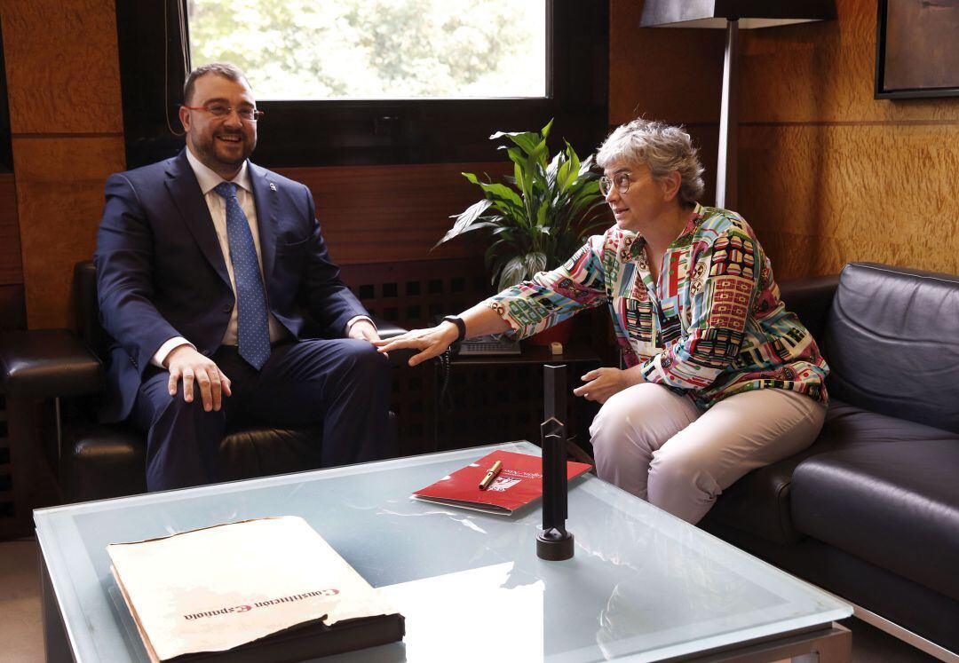 El presidente del Principado, Adrián Barbón, sonríe ante la alcaldesa de Gijón, Ana González, en un encuentro en la capital.