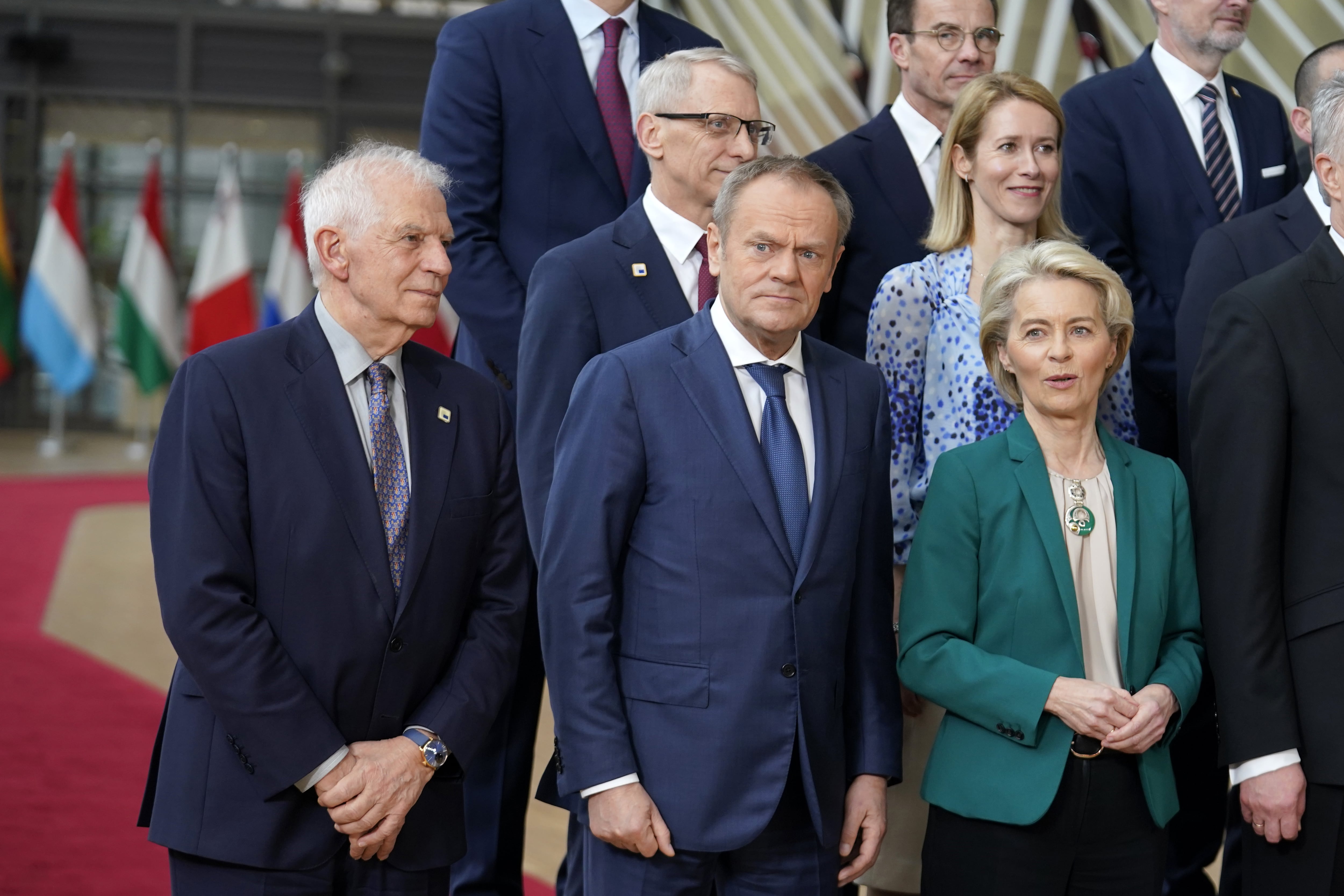 El primer ministro polaco, Donald Tusk, entre Josep Borrell y Ursula von der Leyen en Bruselas el pasado mes de marzo