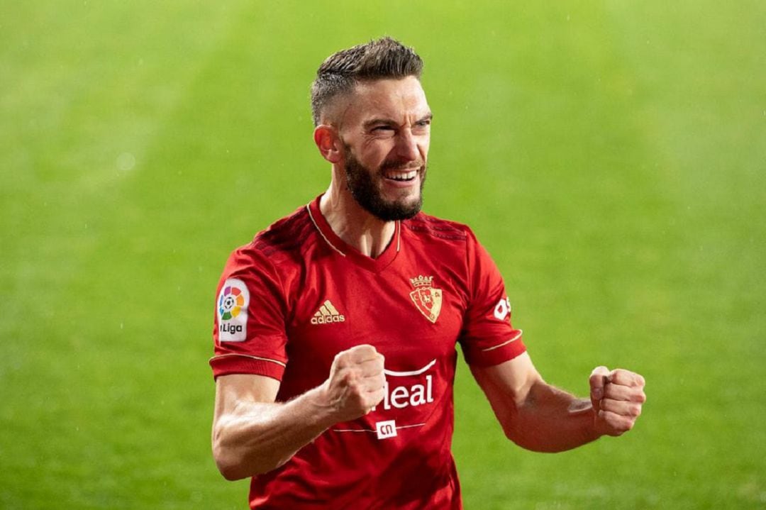 Roberto Torres celebrando la victoria en su partido 300 con Osasuna 