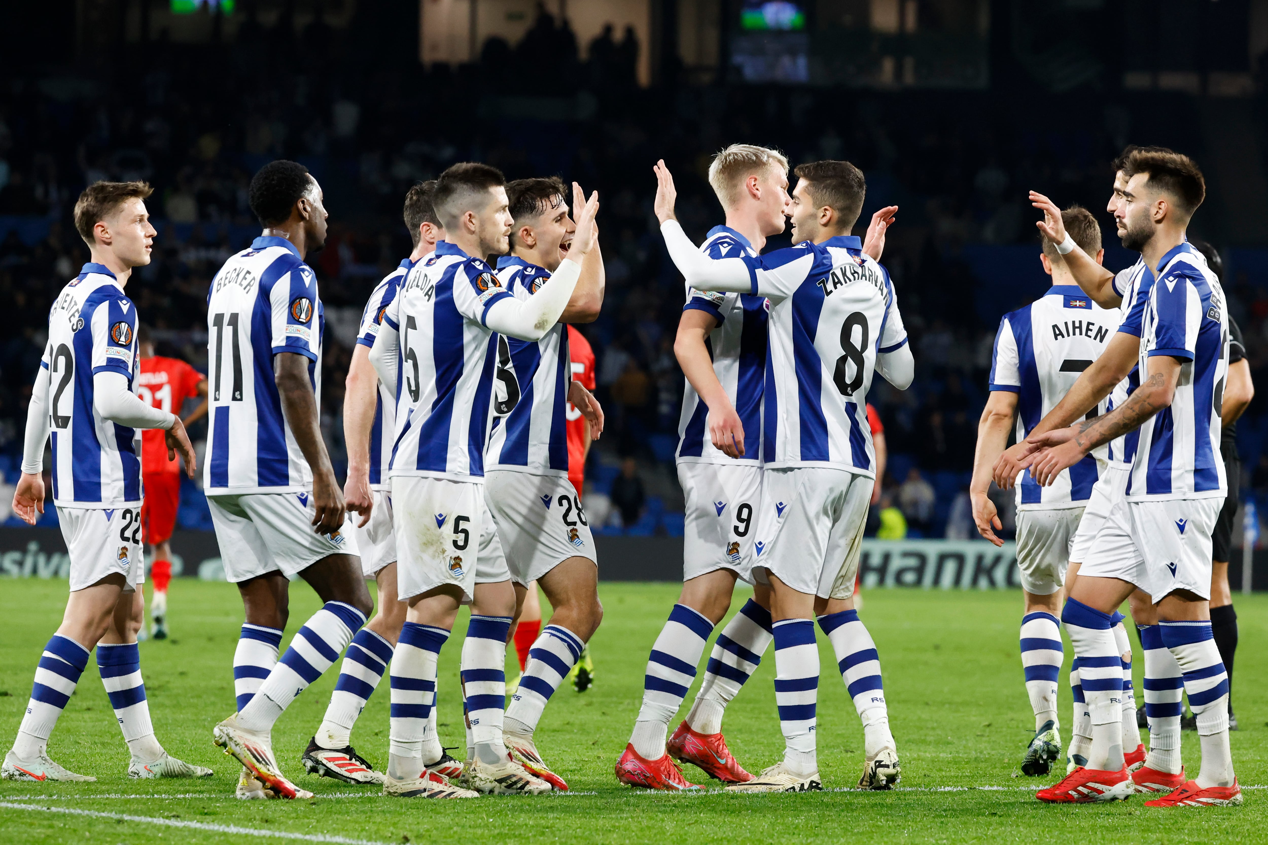 SAN SEBASTIÁN, 20/02/2025.- Los jugadores de la Real celebran el quinto gol, durante el partido de vuelta de la ronda clasificatoria de acceso a los octavos de final de la Liga Europa de fútbol que Real Sociedad y FC Midtjylland disputan este jueves en el Reale Arena, en San Sebastián. EFE/Javier Etxezarreta
