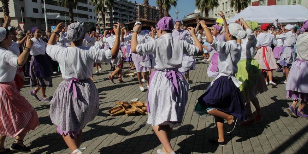 La romería se celebra habitualmente el lunes de Pascua, este año el 13 de abril, y las fiestas de San Jorge entre los días 17 y 26, con un primer fin de semana organizado por las txosnas y el segundo, por el Ayuntamiento