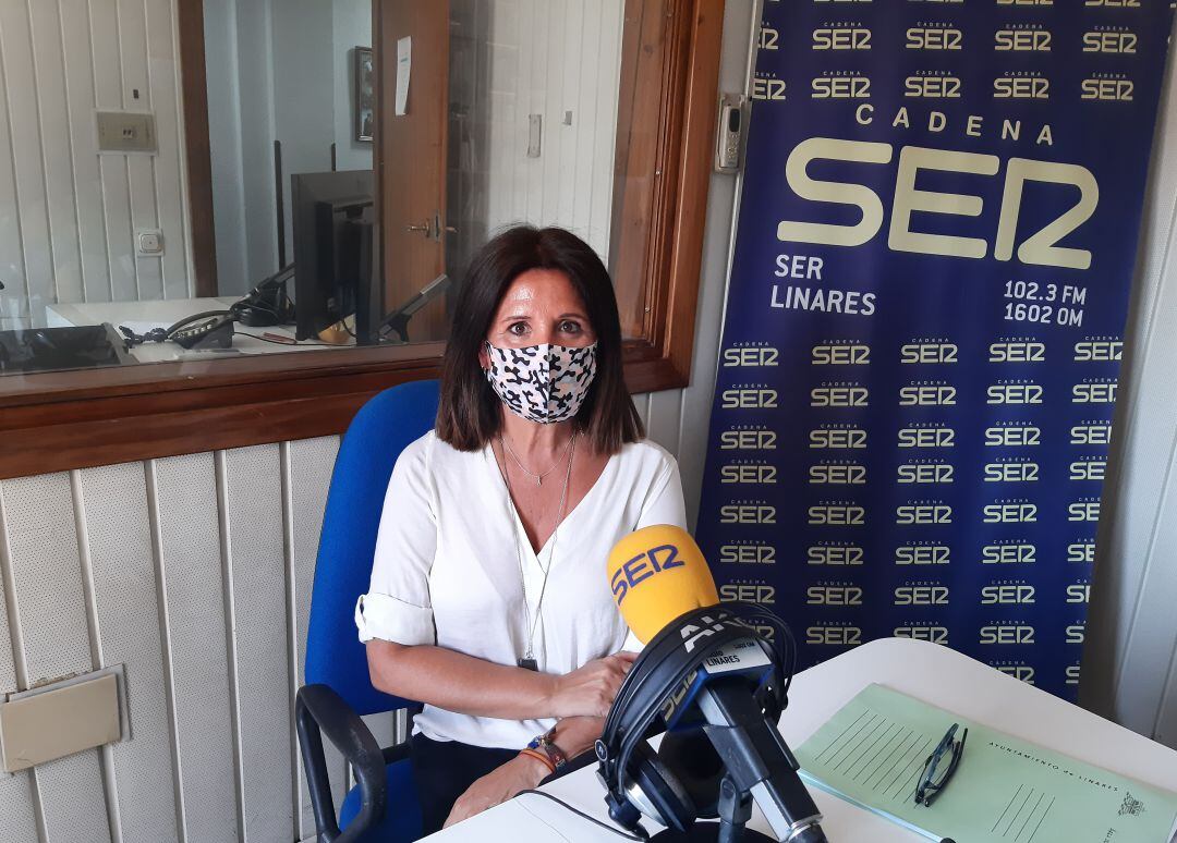 Auxiliadora del Olmo visita los estudios de Radio Linares Cadena SER