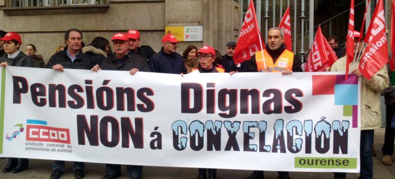 Concentración  de esta mañana de CCOO por unas &quot;Pensions Dignas&quot;, delante del INSS de Ourense
