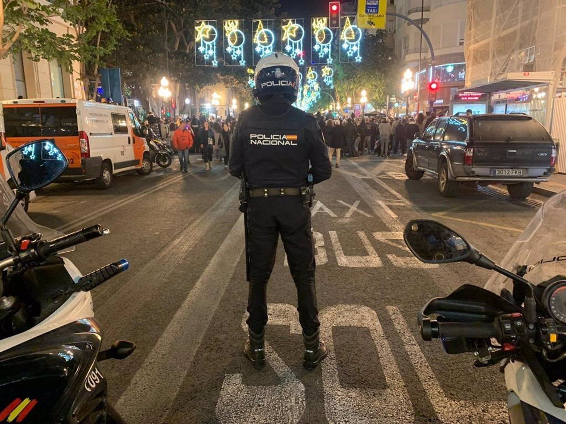 Agente de la Policía Nacional en la noche de Reyes en Alicante