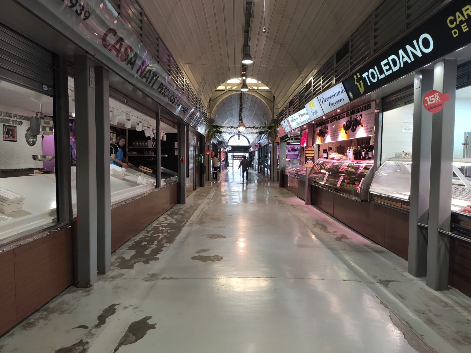 El Mercado de Abastos de Jaén tras la recuperación, tan solo unos minutos antes, de la corriente eléctrica.