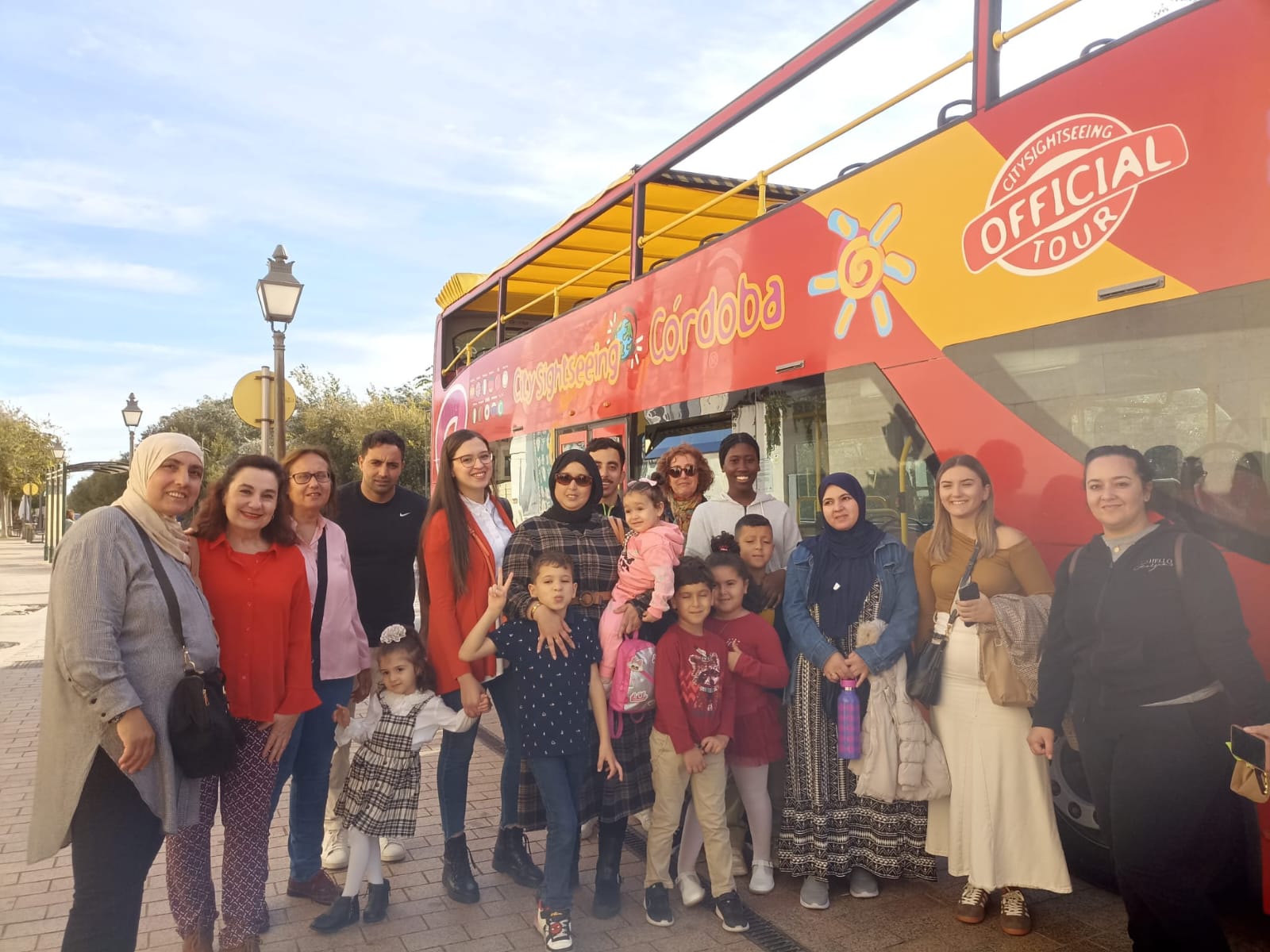 Mujeres acogidas en 'Casa Mambré' hacen una visita turística por Córdoba junto a voluntarias del programa