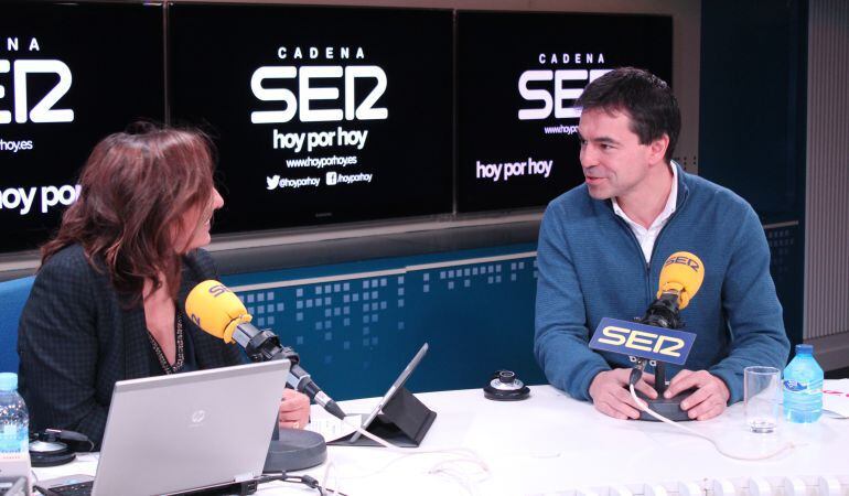 Andrés Herzog durante la entrevista con Pepa Bueno en Hoy por Hoy