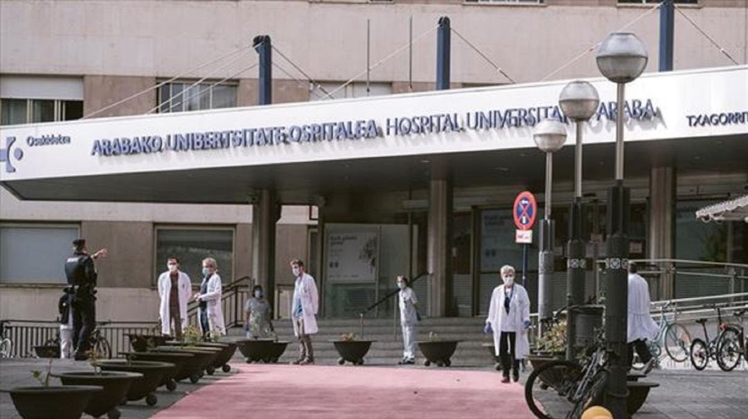 Tres personas, un profesional sanitario de planta y dos pacientes, uno de ellos fue el transmisor tras ser sometido a una cirugía, han dado positivo por COVID-19 en el hospital de Txagorritxu, en Vitoria. Según ha informado el departamento de Salud, al primer paciente se le hicieron dos pruebas PCR al ingresar y antes de la cirugía y dio negativo en ambas.