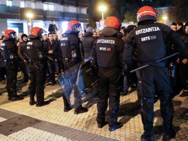 La Ertzaintza trata de contener a los ultras rusos el pasado jueves, en San Sebastián
