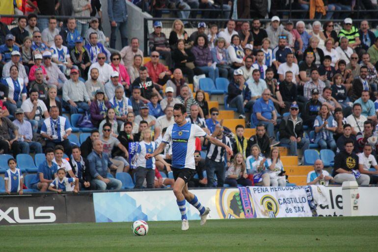 Los aficionados del Hércules miran a David Maiz, en un lance del partido ante Olot