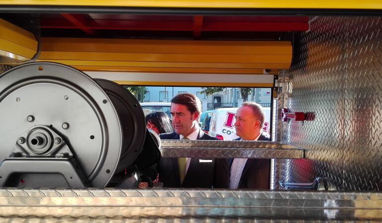 Suárez Quñones revisa el interior del camión con Gerardo Álvarez Courel