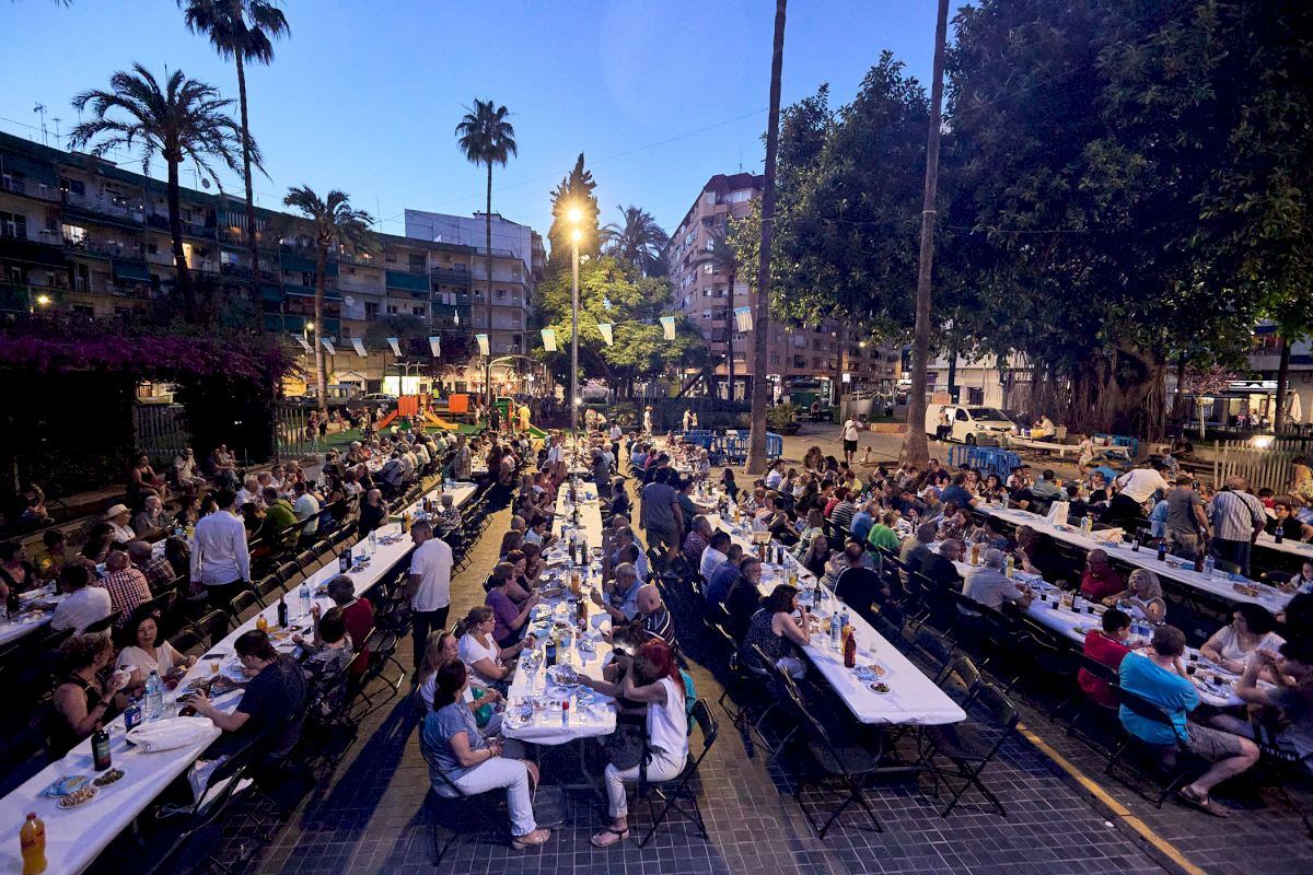 Edición anterior de las fiestas del barrio de la Plaça El·líptica de Gandia.