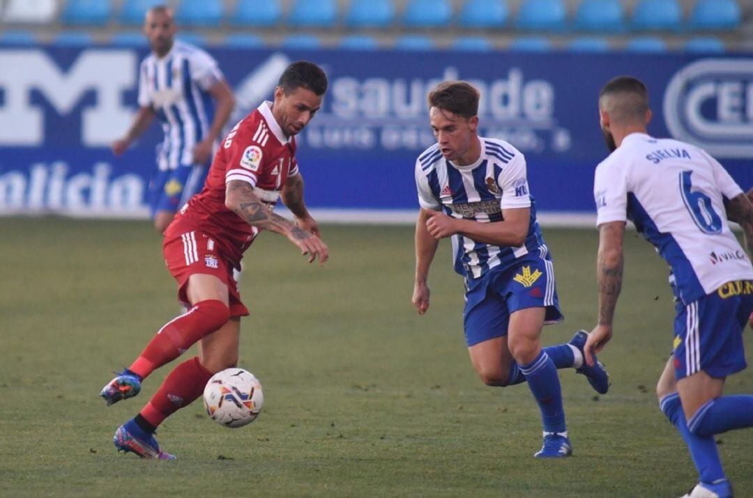 Rubén Castro controlando la pelota