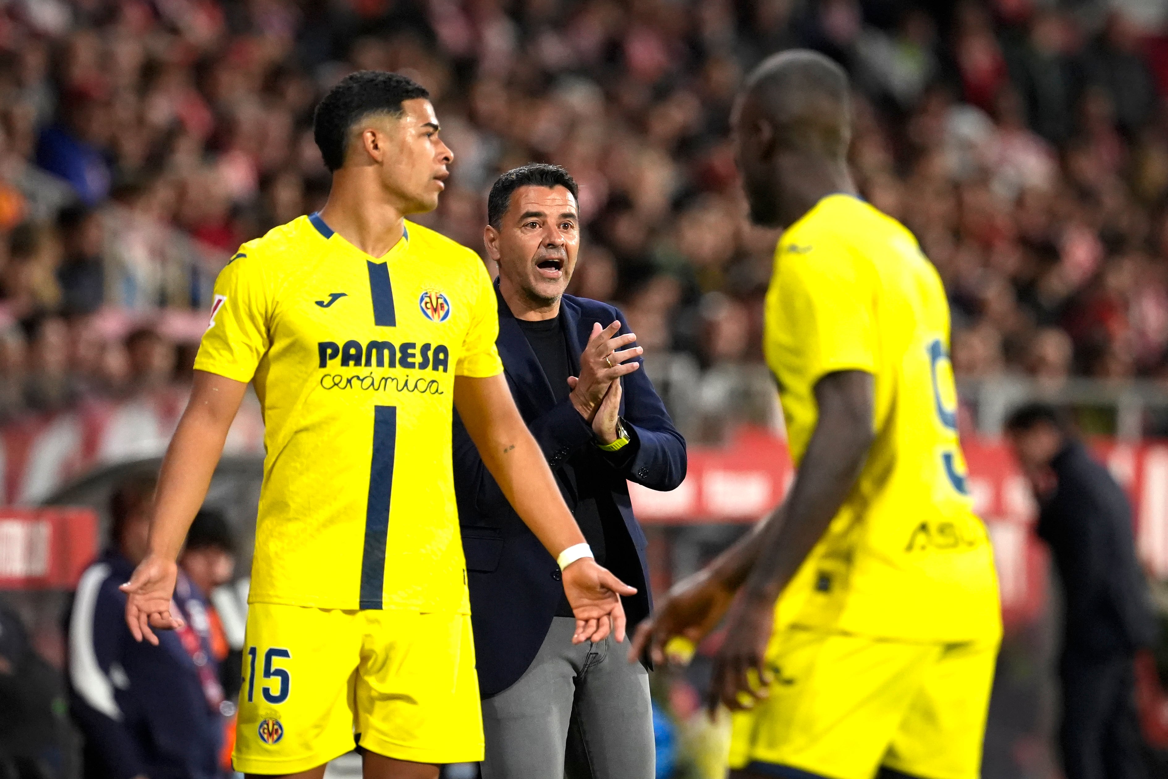 GIRONA (CATALUÑA), 06/04/2026.- El entrenador del Girona Míchel Sánchez (c) durante el partido de la jornada 30 de LaLiga EA Sports que disputan el Girona FC y el Villarreal CF, este lunes en el estadio municipal de Montilivi, en Girona (Cataluña). EFE/ David Borrat