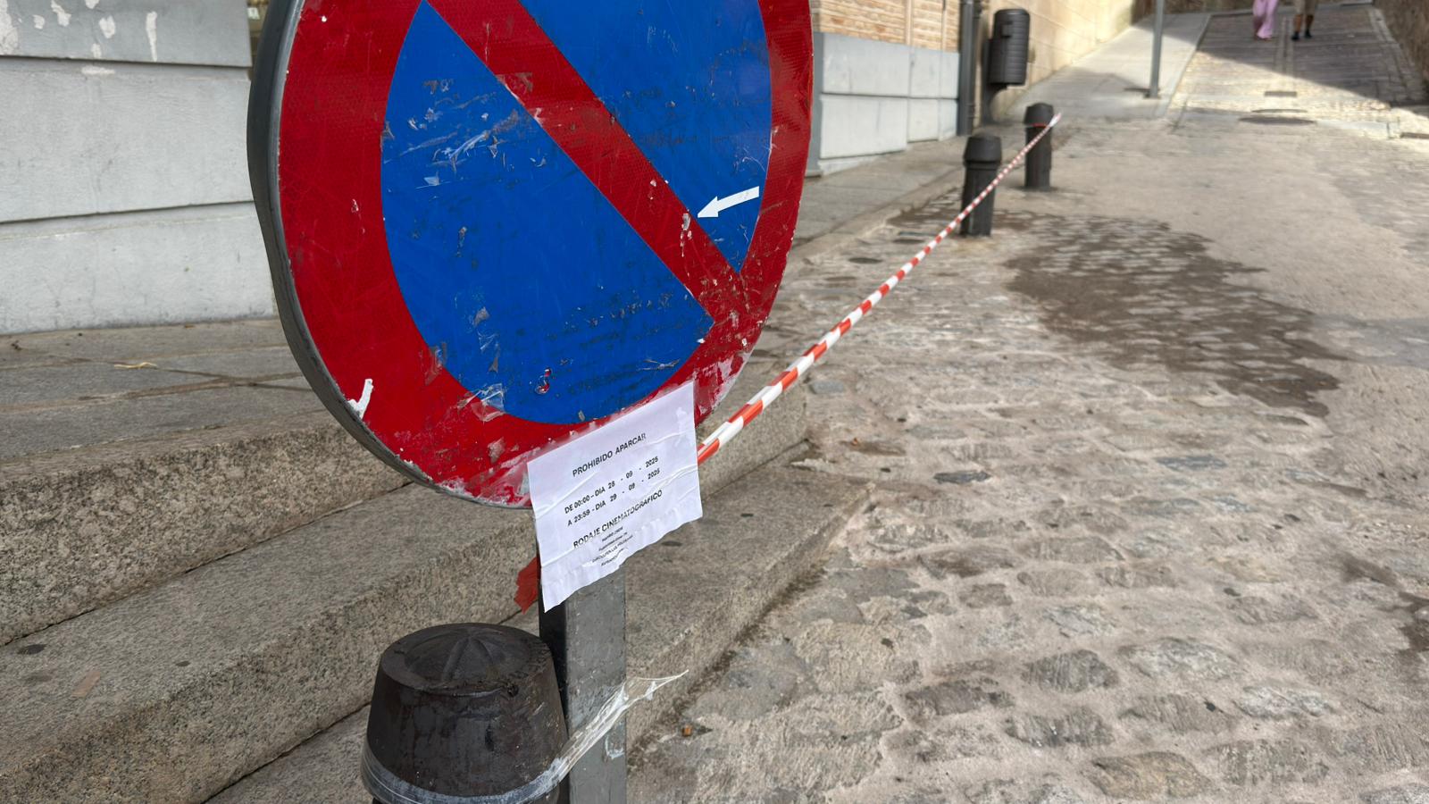 Imagen de una de las señales que impiden aparcar en la plaza de Padilla de Toledo