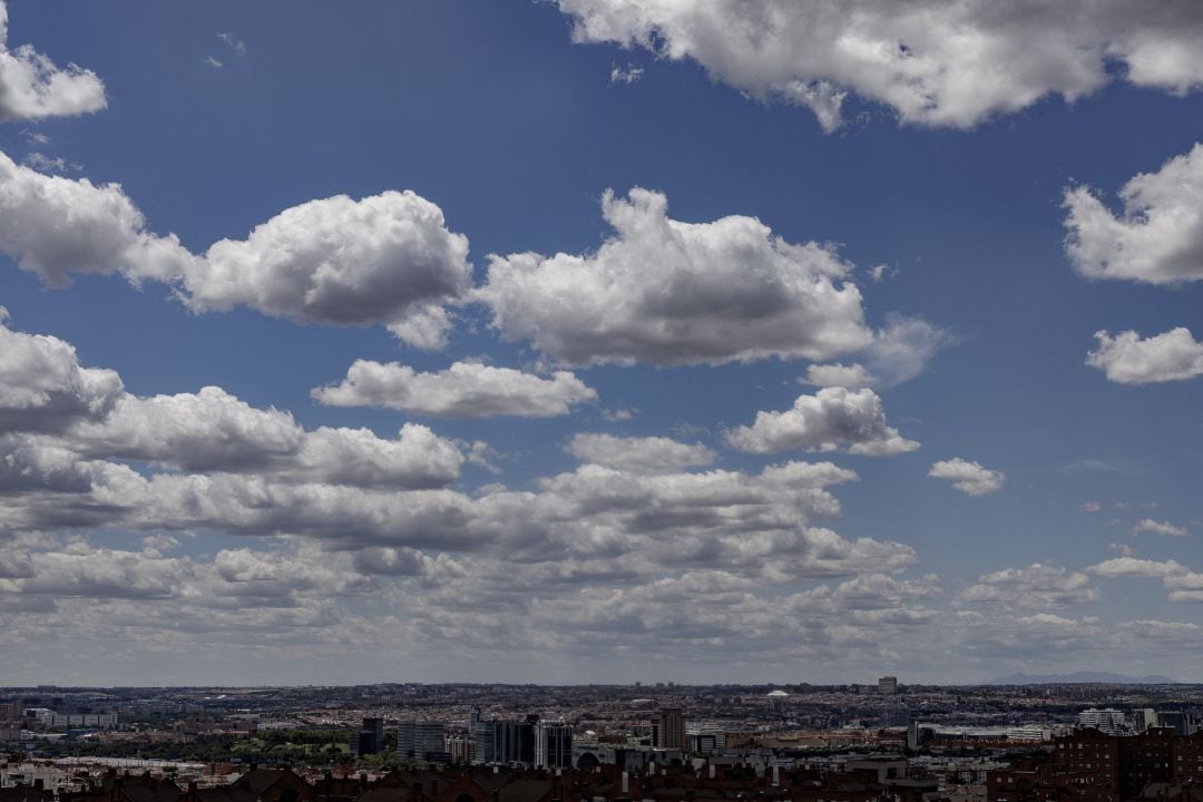 Vista del cielo de Madrid, una vez que el desconfinamiento durante la desescalada instaurada por el Gobierno a causa del coronavirus ha provocado un aumento del tráfico de vehículos de combustión