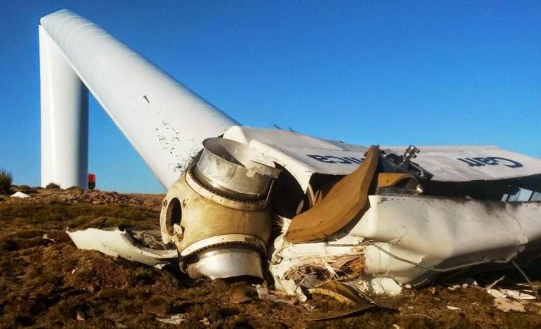 Foto del aerogenerador tumbado por acción del viento en el término de Purujosa.