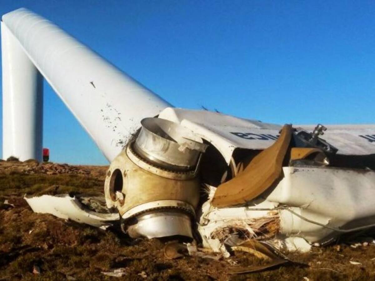 El viento tumba un aerogenerador a los pies del Moncayo