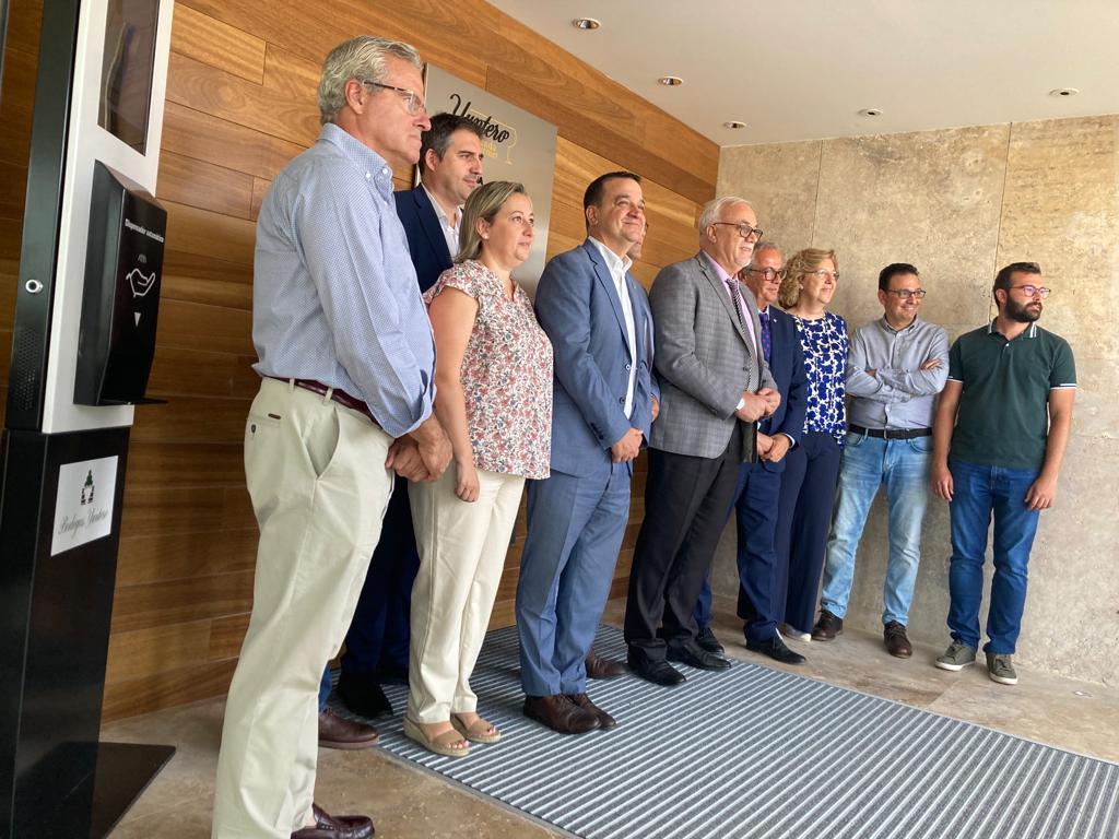 Imagen de familia de la visita del Consejero de Agricultura, Francisco Martínez Arroyo, a las Bodegas Yuntero de Manzanares (Ciudad Real)