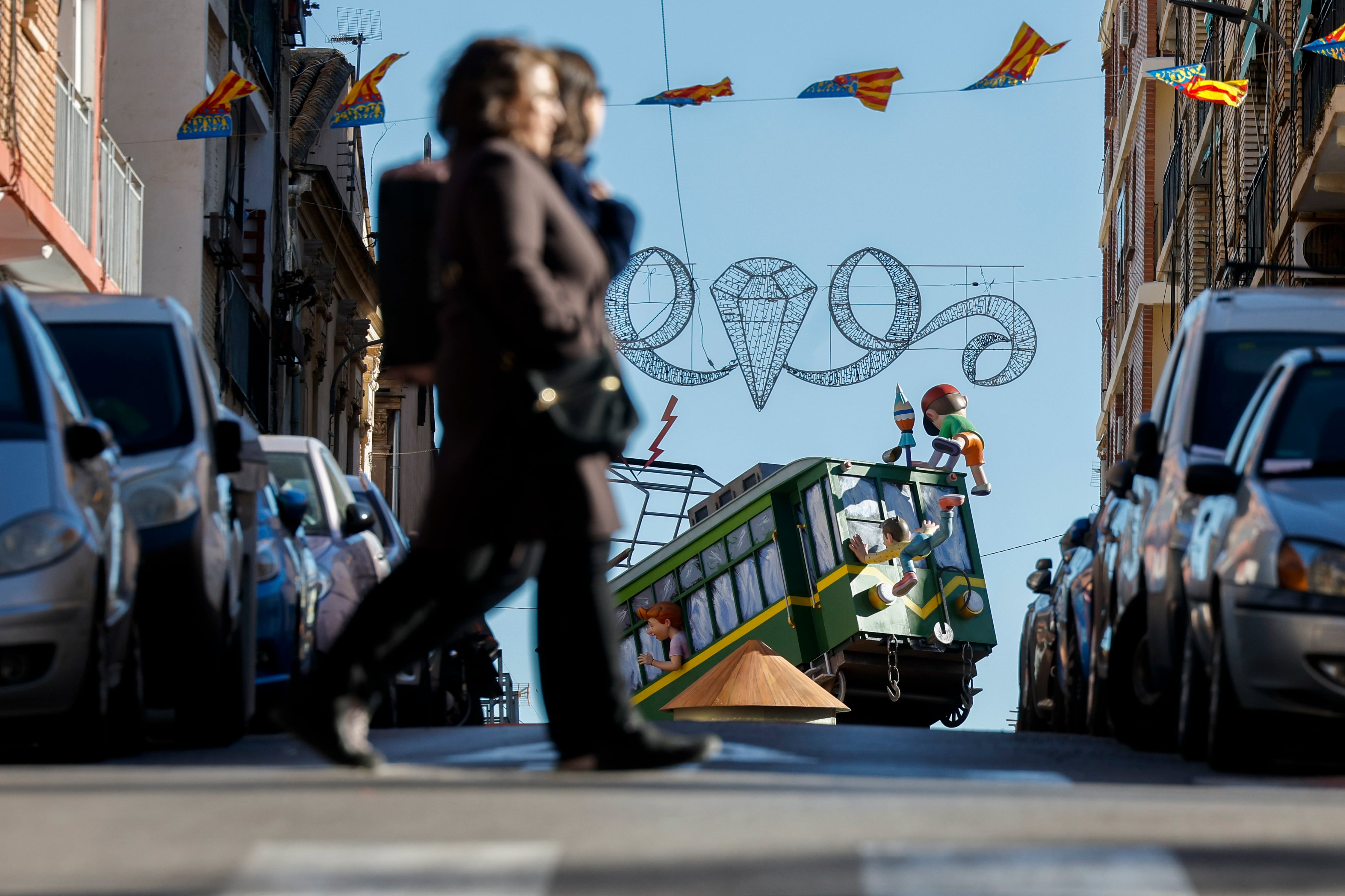Vista general de uno de las cientos de monumentos falleros que durante la noche de este domingo tienen que finalizar su montaje y empezando a partir de este lunes los días grandes de las Fallas 2026.