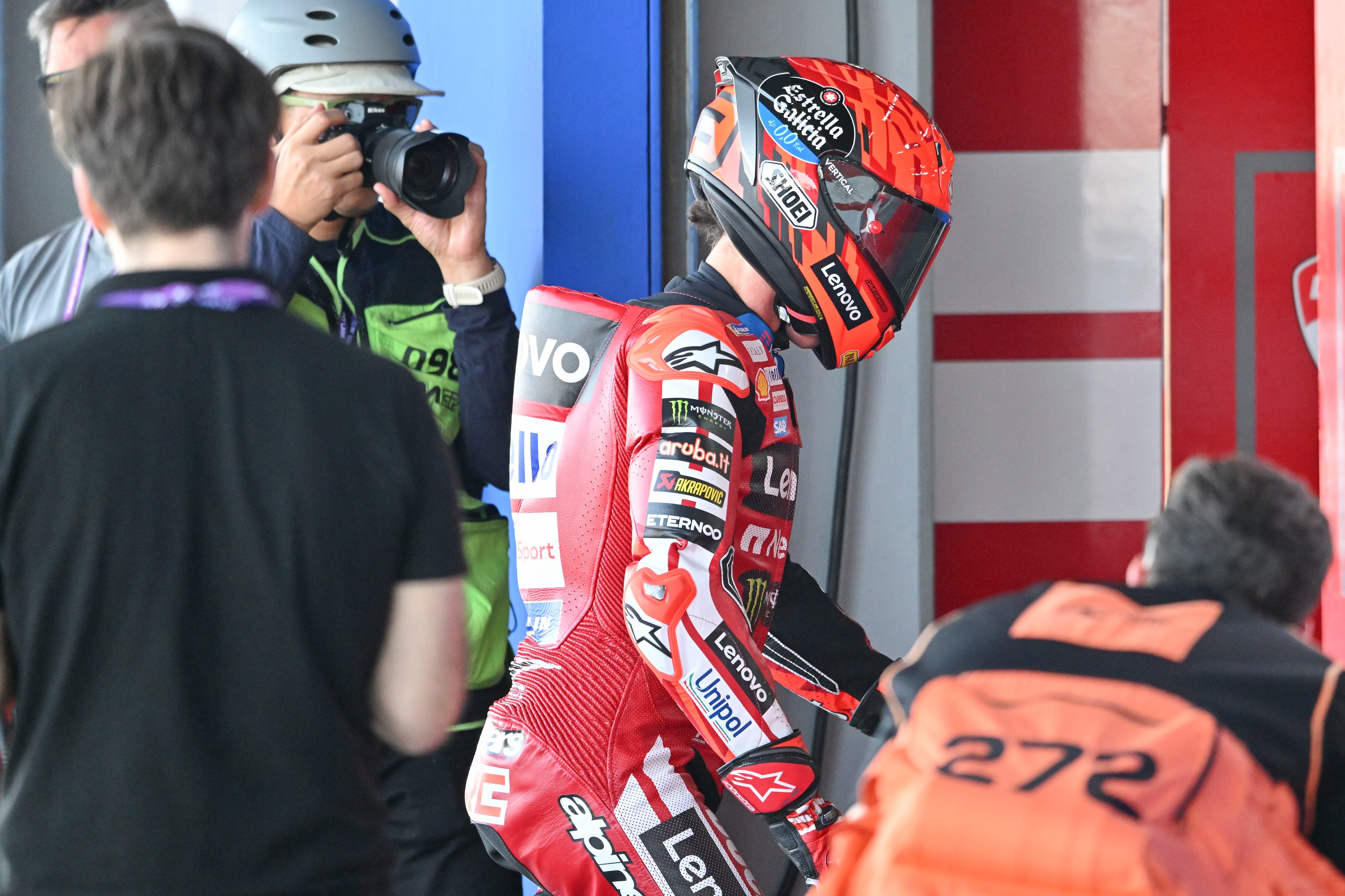 Marc Márquez baja de su Ducati durante los tests de Tailandia