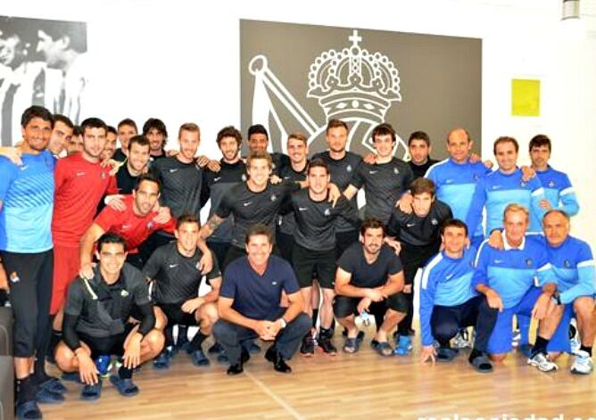 El golfista Txema Olazabal posa con la plantilla de la Real el pasado viernes tras la charla que les dio.