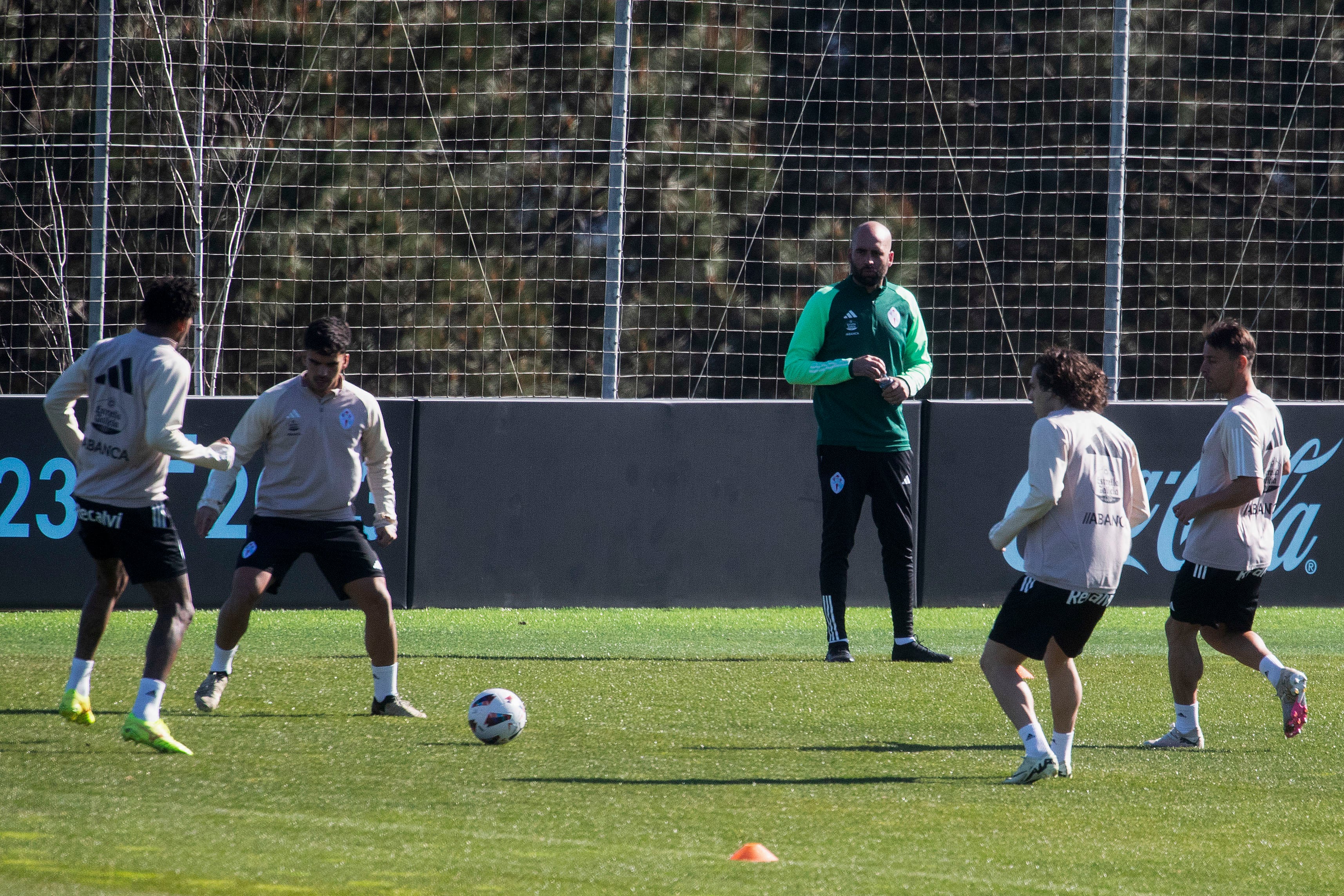 VIGO, 13/03/2024.- El nuevo entrenador del Real Club Celta de Vigo, Claudio Giraldez (c), dirige este miércoles su primer entrenamiento con el equipo tras la sustitución de Rafa Benítez. EFE/Salvador Sas
