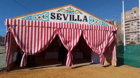 Caseta dispuesta en el recinto ferial de Los Remedios para el acto de colocación de los primeros tubos de la Feria de Abril 2018