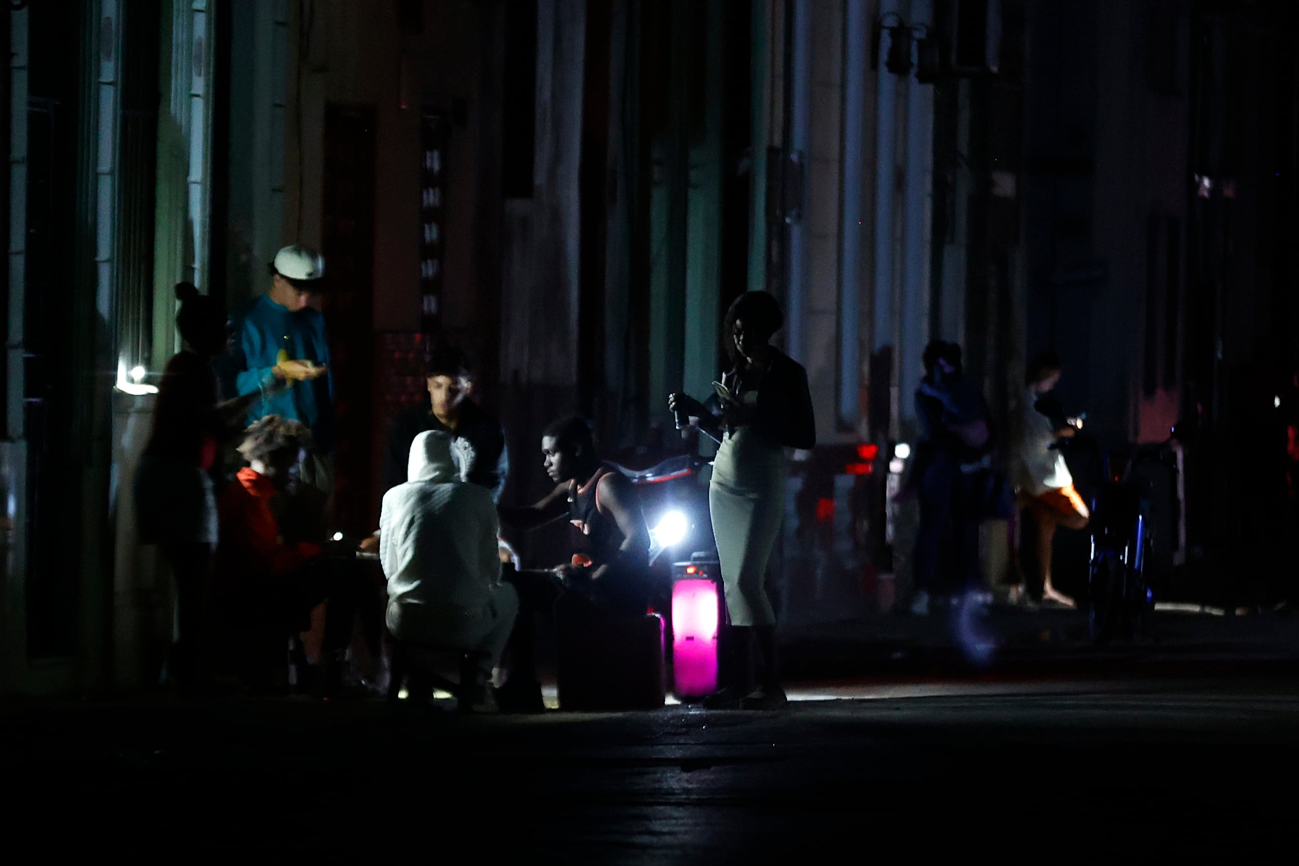 Personas hablan en una calle sin electricidad en La Habana (Cuba). 